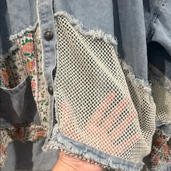 POL Denim and Cream Oversized Lightweight Floral Jean Jacket - Picture 5 of 11